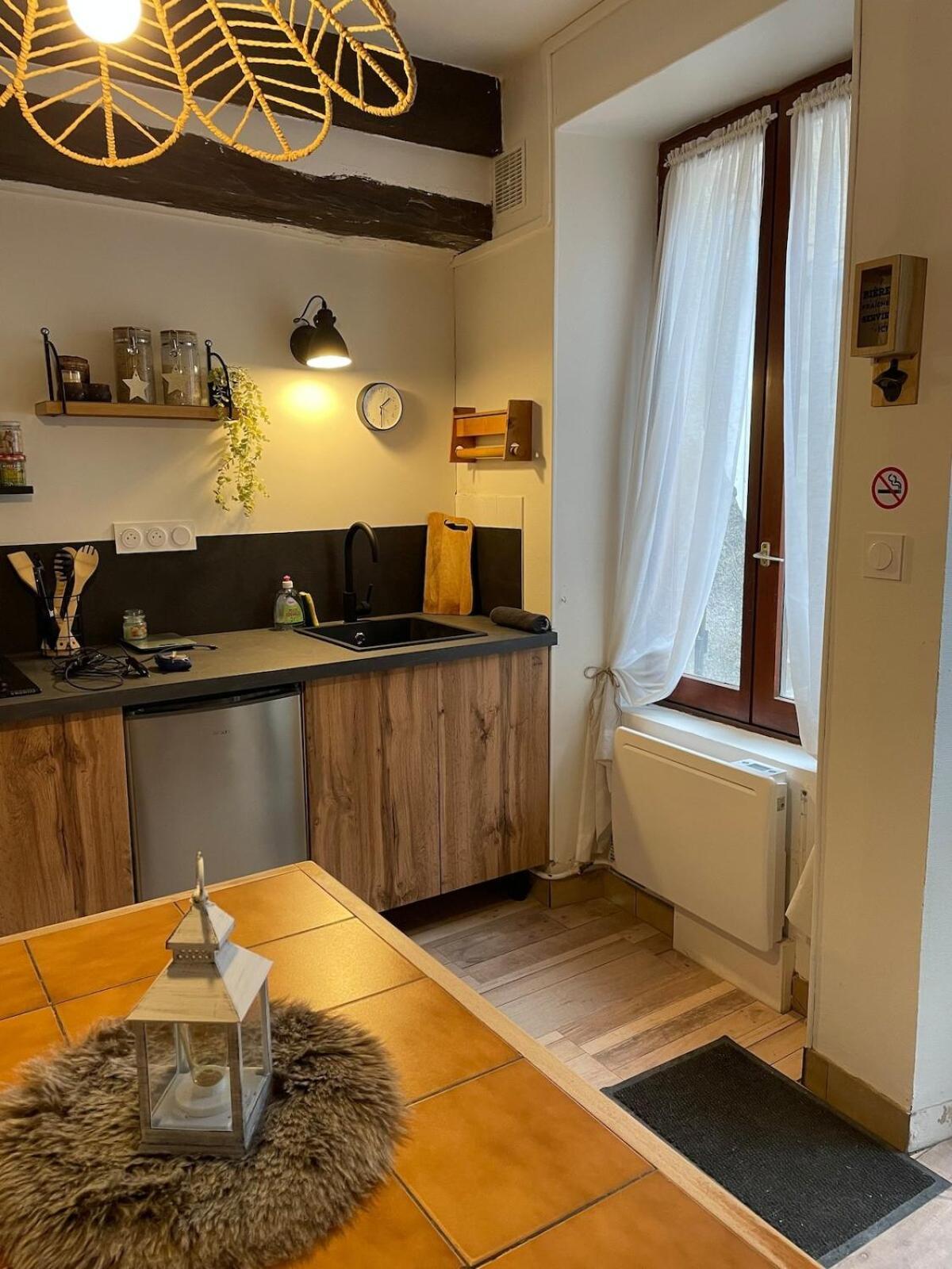"La Petite Maison" Triplex Au Centre Ville - Les Terres Du Roy Avallon Luaran gambar